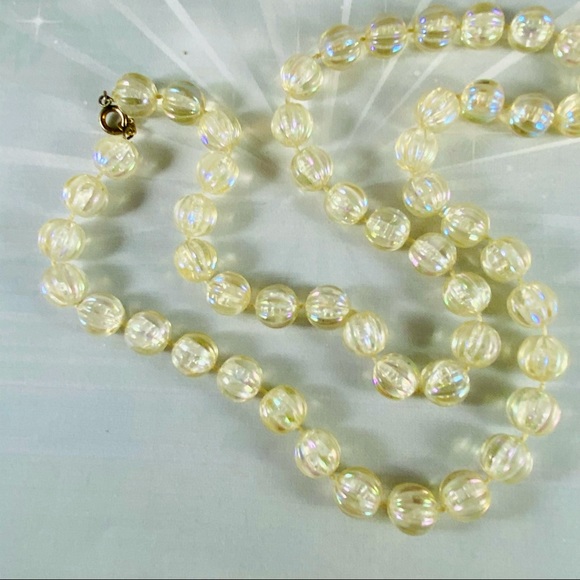 Vintage strand of iridescent lucite bead necklace - Picture 3 of 5